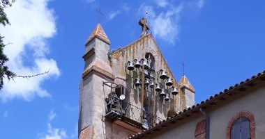 Clocher mur eglise saint Remi village Lagarde 31